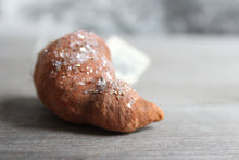 Laden Sie das Bild in den Galerie-Viewer, Spun Cotton Christmas Ornament Croissant with Transparent Glitter
