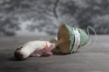 Laden Sie das Bild in den Galerie-Viewer, Spun Cotton Ornament Green Mushroom &quot;Souvenir&quot;