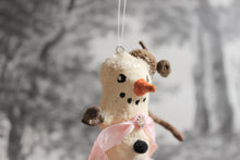 Laden Sie das Bild in den Galerie-Viewer, Spun Cotton Winter Ornament Snowman &quot;Noel&quot;