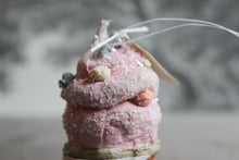 Laden Sie das Bild in den Galerie-Viewer, Spun Cotton Christmas Ornament Cupcake