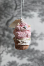 Laden Sie das Bild in den Galerie-Viewer, Spun Cotton Christmas Ornament Cupcake