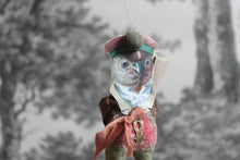 Laden Sie das Bild in den Galerie-Viewer, Spun Cotton Christmas Ornament Songbird Robin Gentleman with Flowers