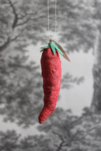 Laden Sie das Bild in den Galerie-Viewer, Spun Cotton Christmas Ornament Chili