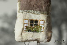 Laden Sie das Bild in den Galerie-Viewer, Spun Cotton Ornament Cuckoo Clock &quot;Kuckuck&quot;