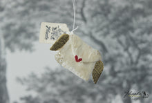 Laden Sie das Bild in den Galerie-Viewer, Spun Cotton Ornament Winged Love Letter &quot;Liebe&quot;