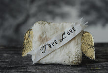 Laden Sie das Bild in den Galerie-Viewer, Spun Cotton Ornament Winged Love Letter &quot;True Love&quot;