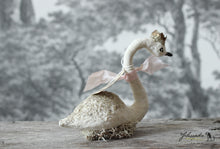 Laden Sie das Bild in den Galerie-Viewer, White Swan Spun Cotton Figurine