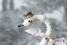 Laden Sie das Bild in den Galerie-Viewer, White Swan Spun Cotton Figurine