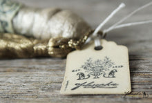 Laden Sie das Bild in den Galerie-Viewer, Cotton Ornament Champ Bottle with Tassel and Glitter (Gold)