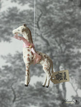 Laden Sie das Bild in den Galerie-Viewer, Spun Cotton Ornament Giraffe