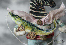 Laden Sie das Bild in den Galerie-Viewer, Spun Cotton Ornament Zebra with Alligator Pull Toy