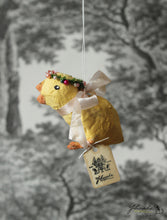 Laden Sie das Bild in den Galerie-Viewer, Spun Cotton Ornament Easter Chick with Flower Crown