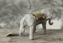 Laden Sie das Bild in den Galerie-Viewer, Spun Cotton Ornament Elephant