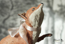 Laden Sie das Bild in den Galerie-Viewer, Spun Cotton Standing Figurine Sitting Pointing Fox (large)