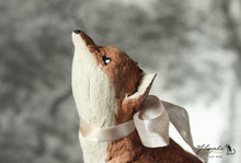 Laden Sie das Bild in den Galerie-Viewer, Spun Cotton Standing Figurine Sitting Pointing Fox (large)