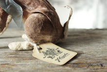 Laden Sie das Bild in den Galerie-Viewer, Spun Cotton Standing Figurine Sitting Hare (large)