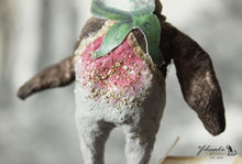 Laden Sie das Bild in den Galerie-Viewer, Spun Cotton Ornament Songbird Robin Wanderer