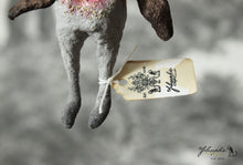 Laden Sie das Bild in den Galerie-Viewer, Spun Cotton Ornament Songbird Robin Wanderer