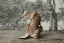 Laden Sie das Bild in den Galerie-Viewer, Spun Cotton Standing Figurine Sitting Hare Paw