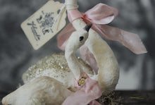Laden Sie das Bild in den Galerie-Viewer, Mama &amp; Baby Swan Set of 2 Spun Cotton Figurines