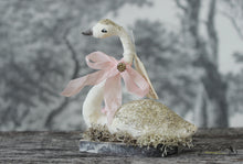Laden Sie das Bild in den Galerie-Viewer, Mama &amp; Baby Swan Set of 2 Spun Cotton Figurines