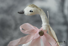 Laden Sie das Bild in den Galerie-Viewer, Mama &amp; Baby Swan Set of 2 Spun Cotton Figurines