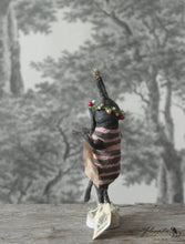 Laden Sie das Bild in den Galerie-Viewer, Standing Bee with Flower Crown