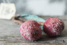 Laden Sie das Bild in den Galerie-Viewer, Spun Cotton Ornament Cherry