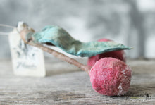 Laden Sie das Bild in den Galerie-Viewer, Spun Cotton Ornament Cherry