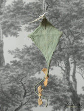 Laden Sie das Bild in den Galerie-Viewer, Spun Cotton Ornament Kite &quot;Spring&quot;