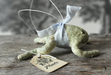 Laden Sie das Bild in den Galerie-Viewer, Spun Cotton Ornament Mini Frog with Blue Ribbon