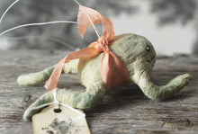 Laden Sie das Bild in den Galerie-Viewer, Spun Cotton Ornament Mini Frog with Peach Ribbon