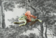 Laden Sie das Bild in den Galerie-Viewer, Spun Cotton Ornament Mini Frog with Peach Ribbon