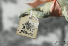 Laden Sie das Bild in den Galerie-Viewer, Spun Cotton Ornament Mini Frog with Peach Ribbon