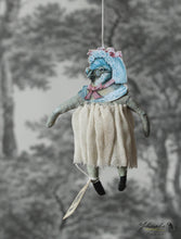 Laden Sie das Bild in den Galerie-Viewer, Spun Cotton Ornament Songbird Granny with Green Pompom