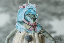 Laden Sie das Bild in den Galerie-Viewer, Spun Cotton Ornament Songbird Granny with Green Pompom