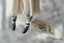 Laden Sie das Bild in den Galerie-Viewer, Spun Cotton Ornament Songbird Granny with Green Pompom