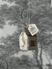 Laden Sie das Bild in den Galerie-Viewer, Spun Cotton Ornament Croocked House &quot;Alsace&quot; with Stork