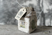 Laden Sie das Bild in den Galerie-Viewer, Spun Cotton Ornament Croocked House &quot;Alsace&quot; with Stork