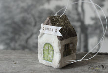 Laden Sie das Bild in den Galerie-Viewer, Spun Cotton Ornament Croocked House &quot;Alsace&quot; with Stork