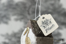 Laden Sie das Bild in den Galerie-Viewer, Spun Cotton Ornament Croocked House &quot;Alsace&quot; with Stork
