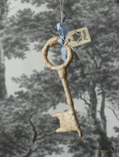 Laden Sie das Bild in den Galerie-Viewer, Spun Cotton Ornament Key Gold