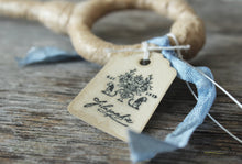Laden Sie das Bild in den Galerie-Viewer, Spun Cotton Ornament Key Gold