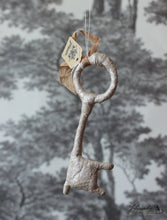 Laden Sie das Bild in den Galerie-Viewer, Spun Cotton Ornament Key Silver
