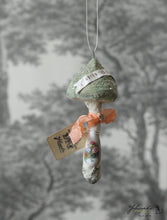 Laden Sie das Bild in den Galerie-Viewer, Spun Cotton Ornament Green Mushroom &quot;Easter&quot;