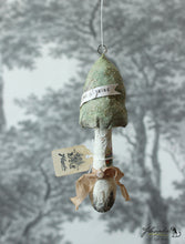 Laden Sie das Bild in den Galerie-Viewer, Spun Cotton Ornament Green Mushroom &quot;Spring&quot;