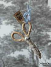 Laden Sie das Bild in den Galerie-Viewer, Spun Cotton Ornament Scissors Gold