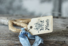 Laden Sie das Bild in den Galerie-Viewer, Spun Cotton Ornament Scissors Gold