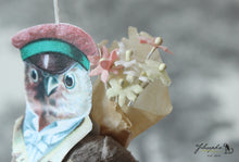 Laden Sie das Bild in den Galerie-Viewer, Spun Cotton Ornament Songbird Robin Gentleman with Flowers