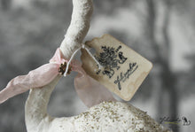 Laden Sie das Bild in den Galerie-Viewer, White Swan Spun Cotton Figurine